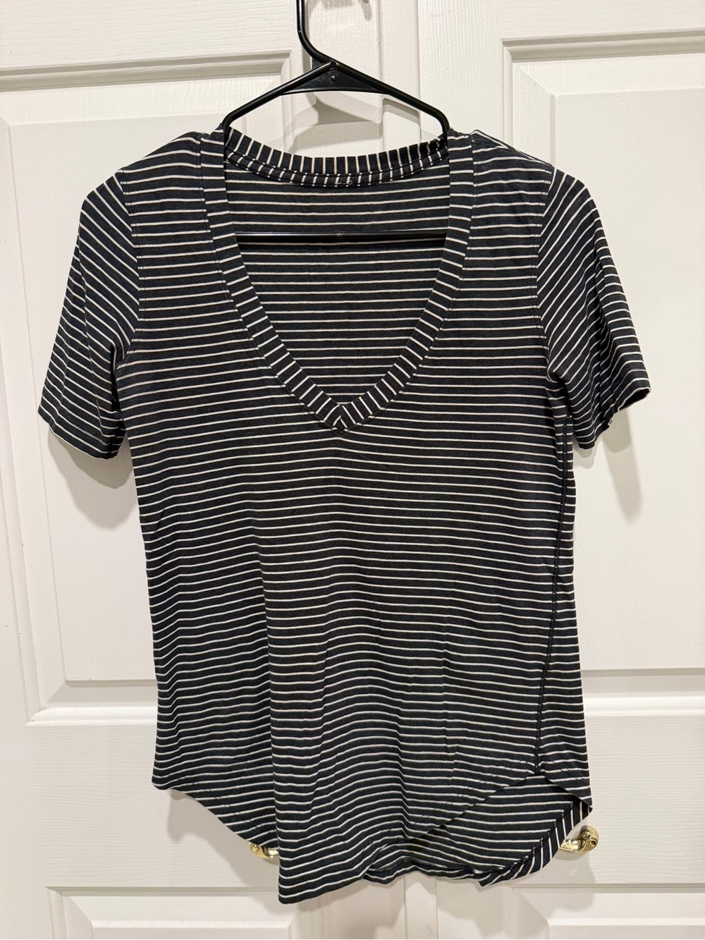 Lululemon women’s v neck black and white stripe v neck size 4